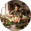Florista profesional preparando un centro de mesa en el taller floral de Puente Genil