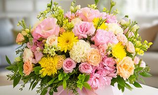 Arreglo primaveral de flores rosas y amarillas para el Día de la Madre