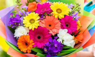 Ramo juvenil de flores coloridas entregado para una graduación